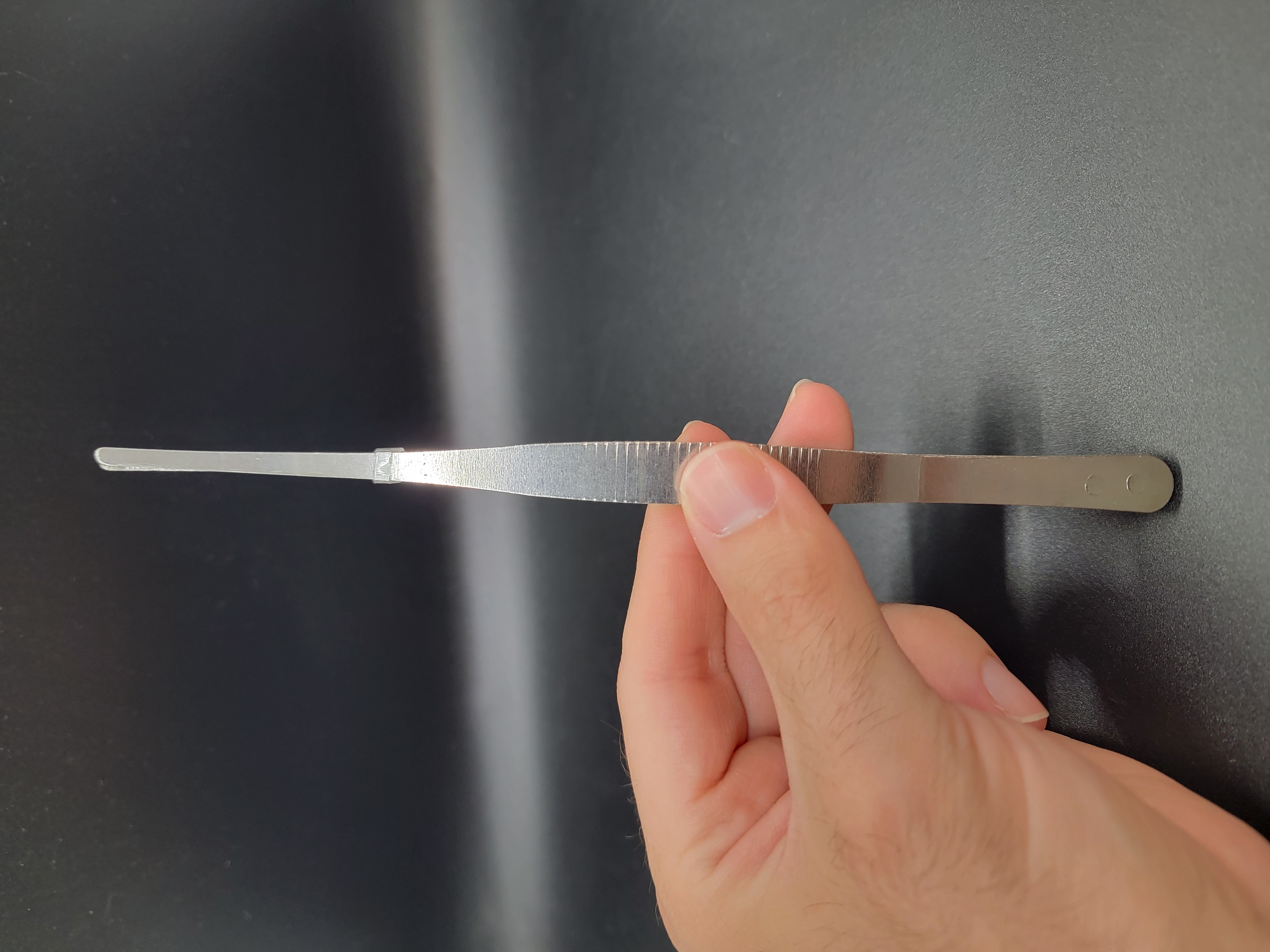 Metal feeding tongs