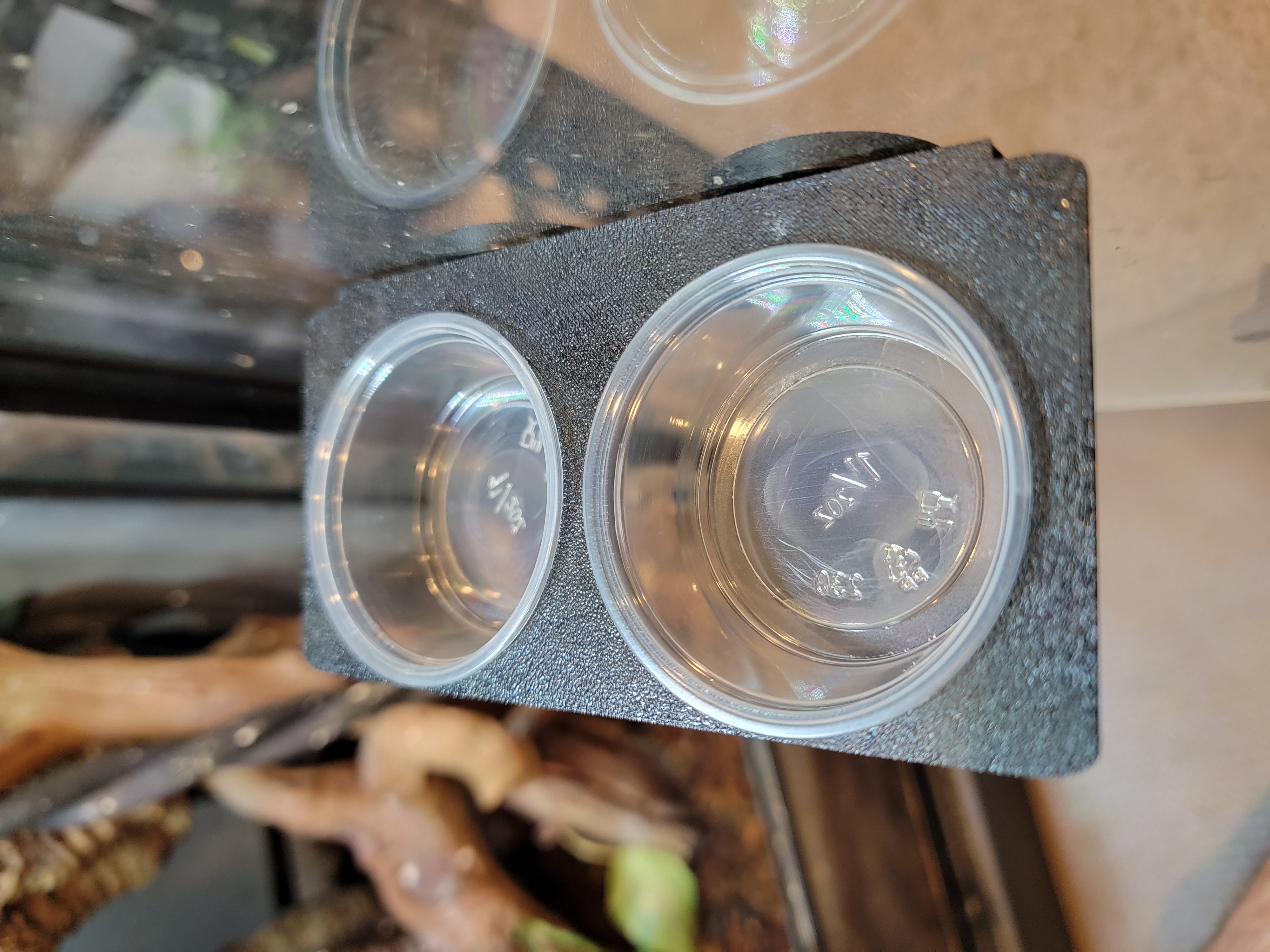 Magnetic food ledge for reptile enclosures